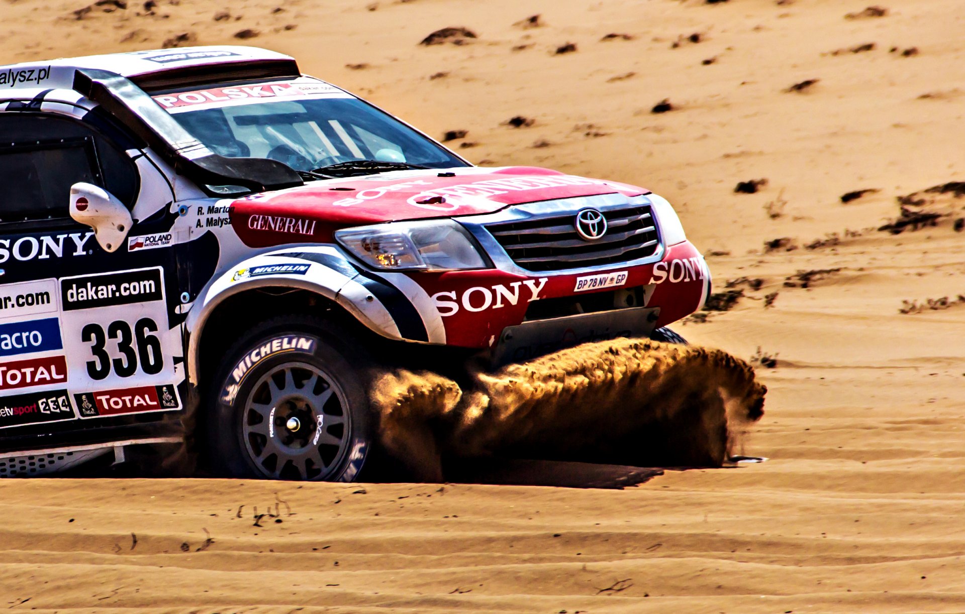 toyota auto suv coche dakar rally arena campana faros vista lateral