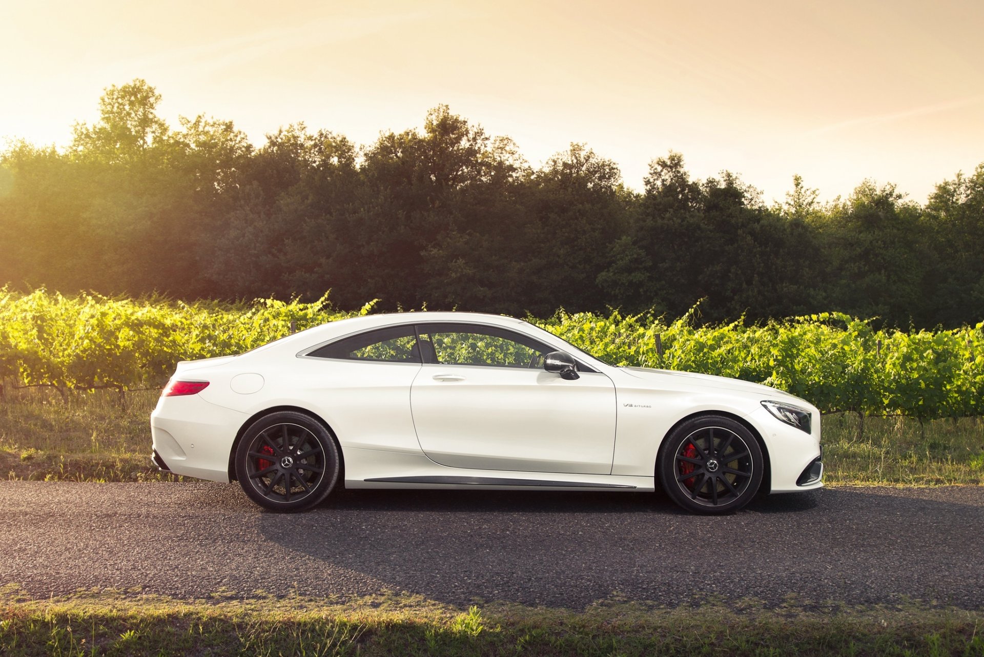 mercedes-benz klasa s s63 amg coupe biały profil magazyn samochodowy