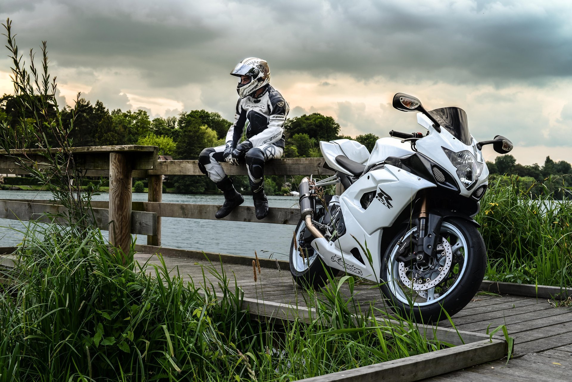 uzuki gsx-r blanc motard suzuki moto motocycliste ciel nuages