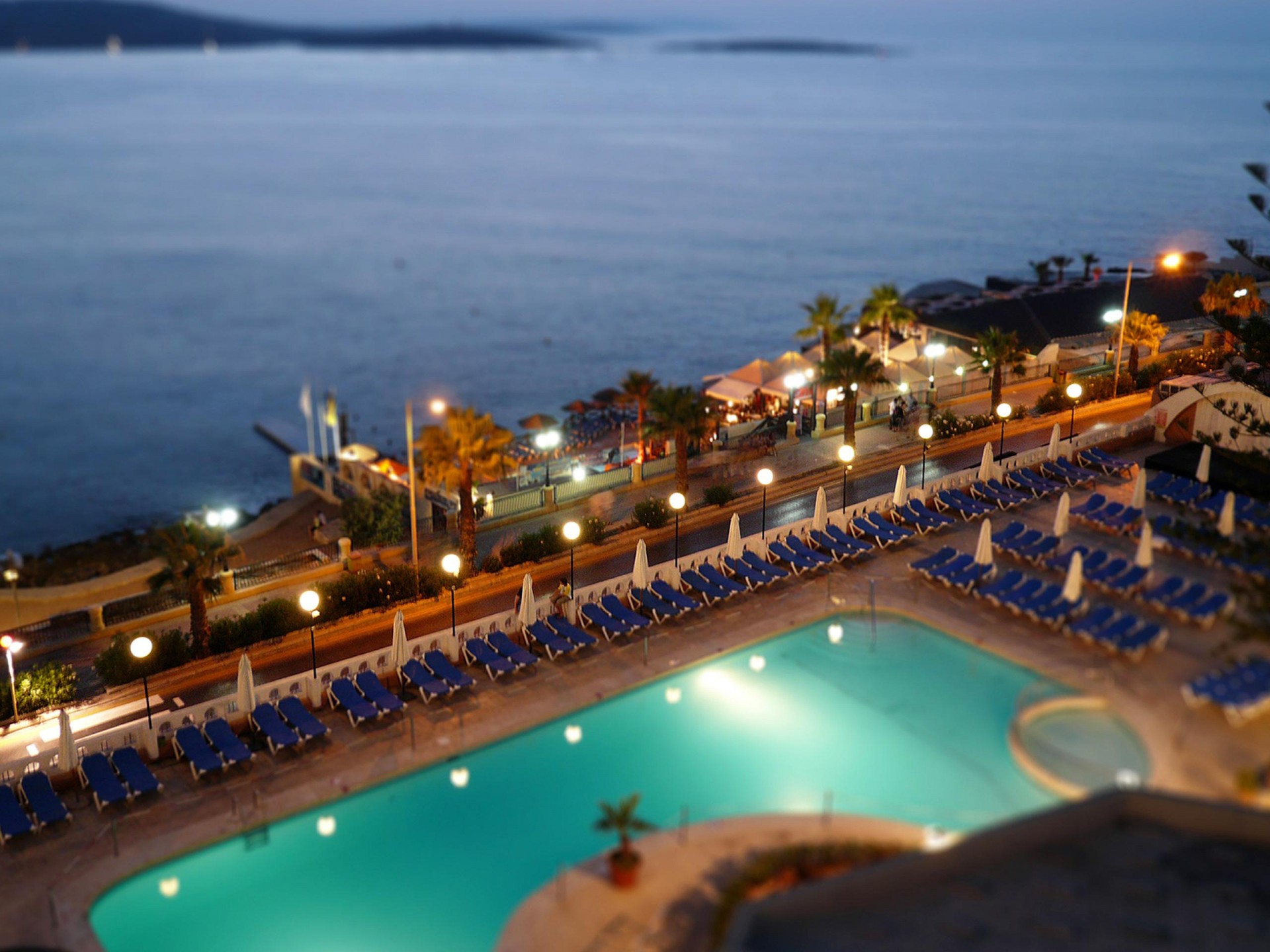 piscina sera illuminazione mare