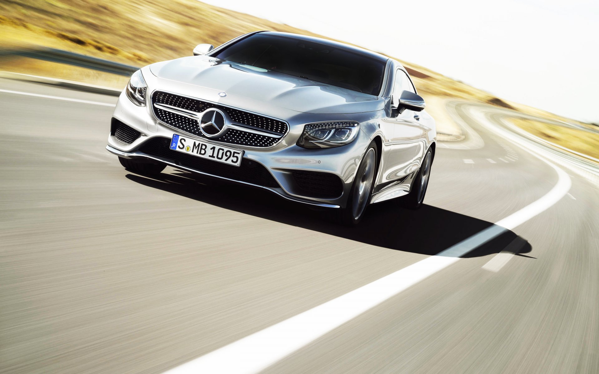 mercedes-benz classe s coupé mercedes auto argent en mouvement route avant logo