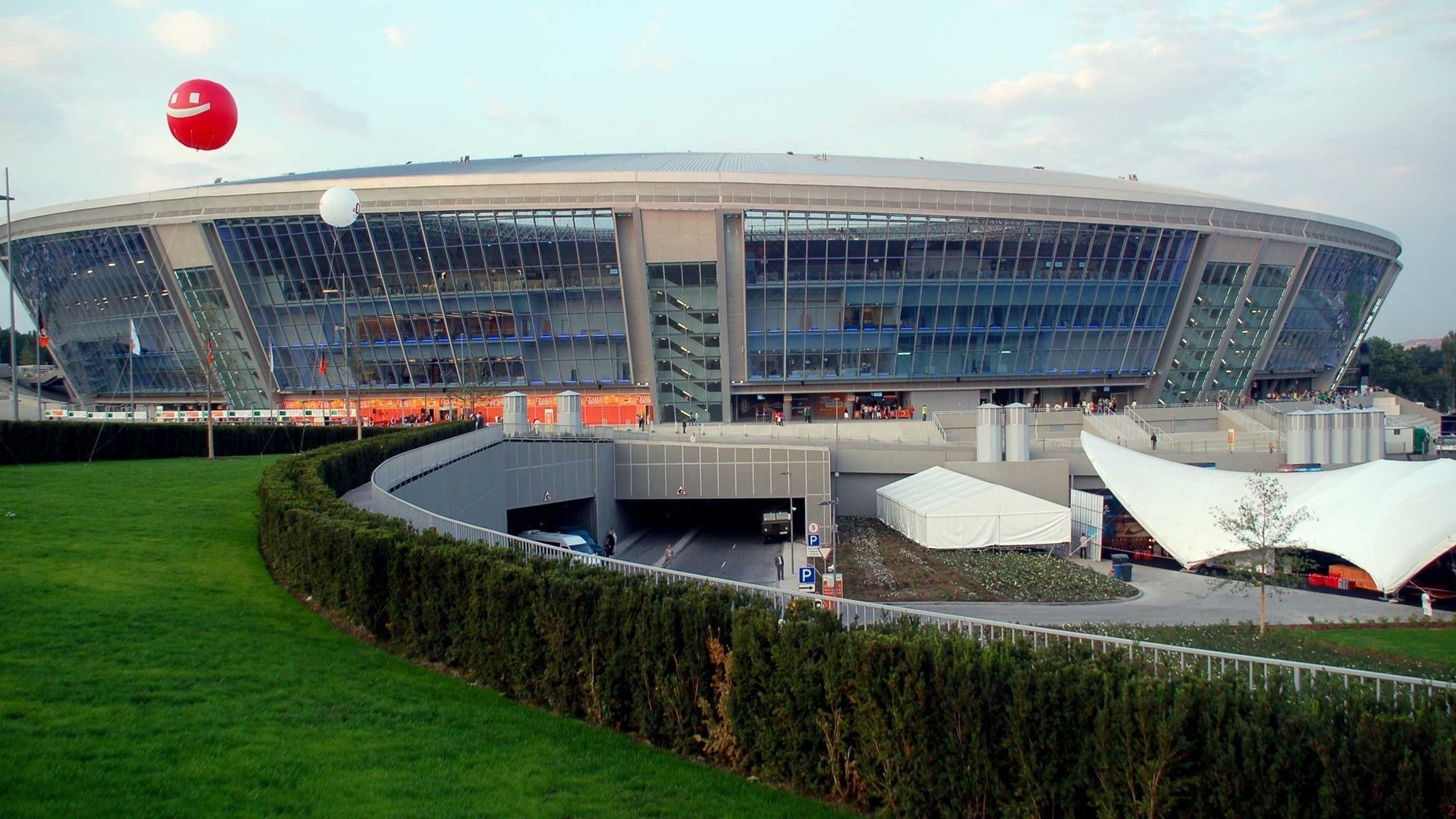 donieck podziemne garaże górnik stadion szachtar zieleń trawnik krzewy donbas donbas arena auto chmury niebo klub piłkarski sport piłka nożna