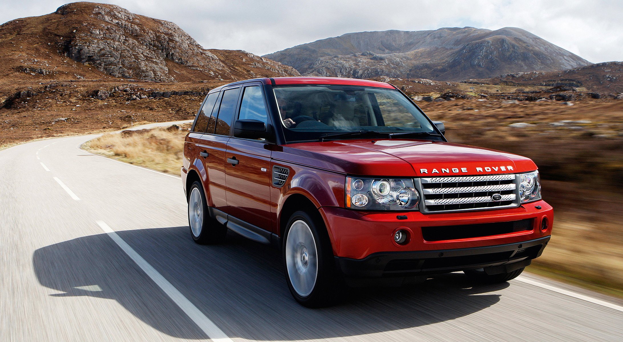 rosso montagna land rover auto auto auto rossa terreno di montagna segnaletica orizzontale strada svolta velocità traffico autovetture trasporti veicoli