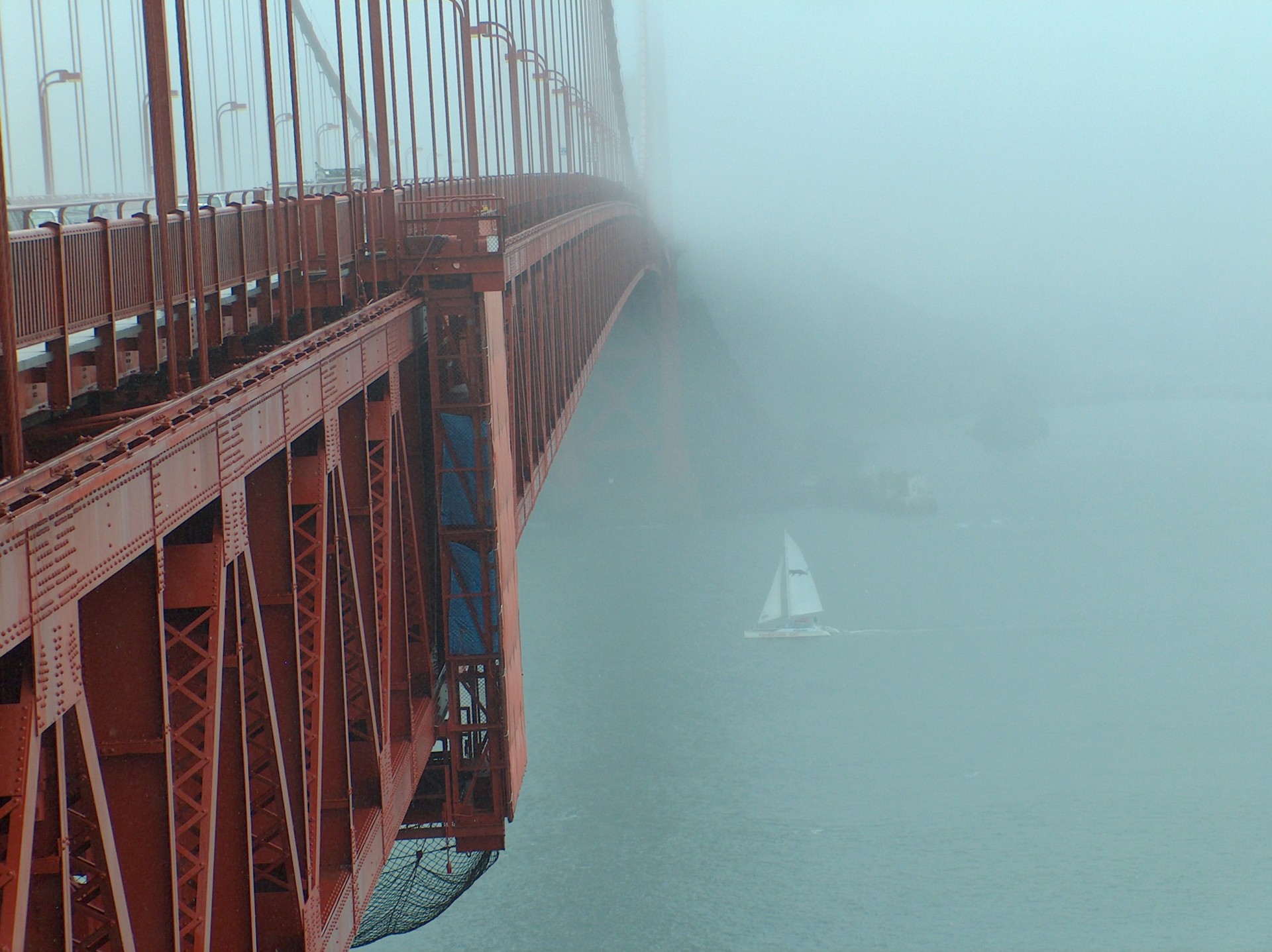 pont brouillard voilier rouge