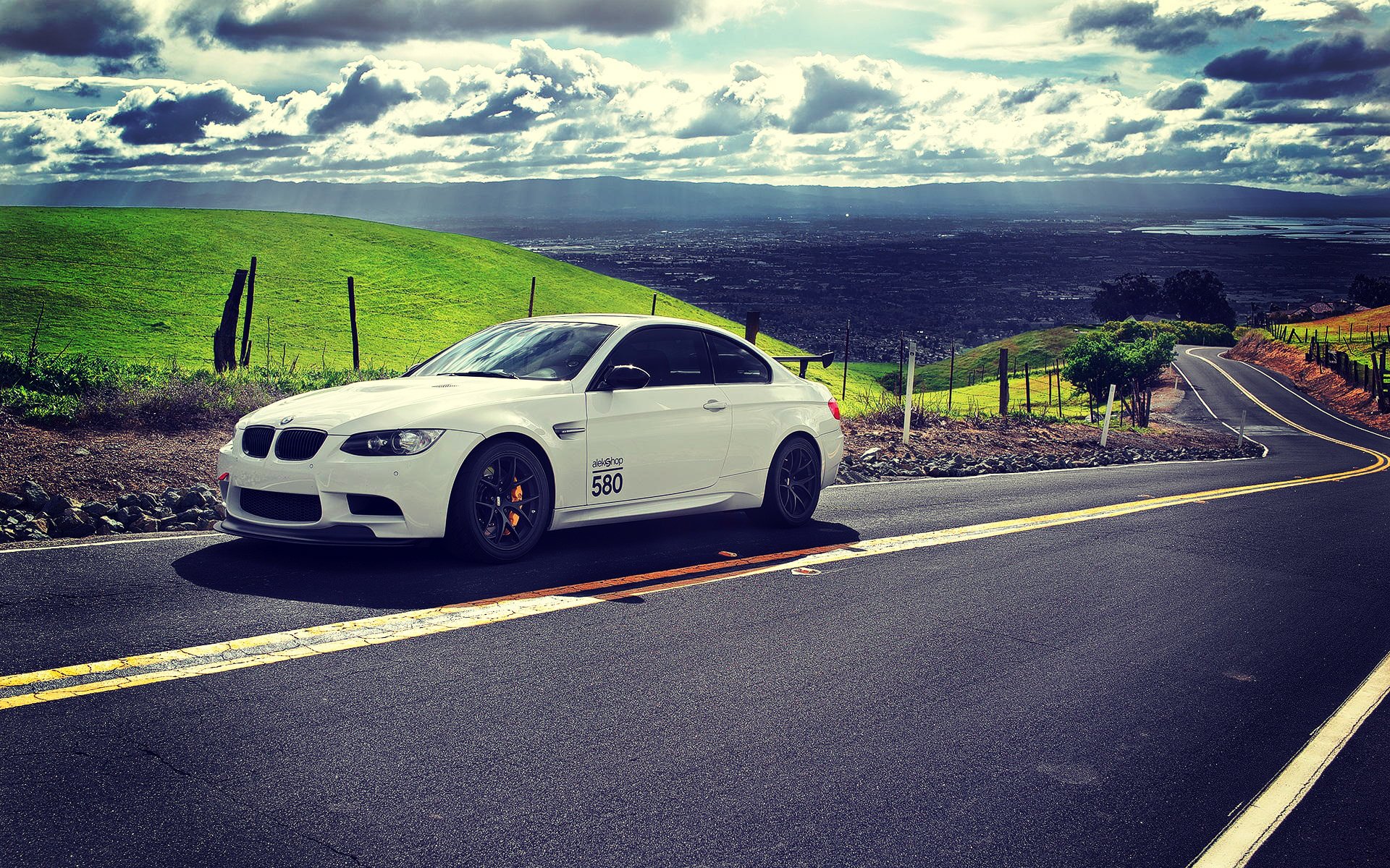 bmw m3 e92 bianco strada nuvole messa a punto