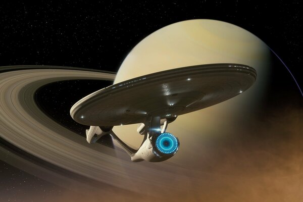 Raumschiff im offenen Raum vor dem Hintergrund des Planeten Saturn