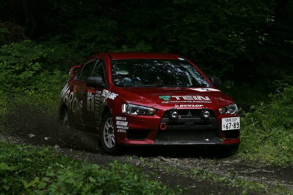 Czerwony samochód mitsubishi lancer x