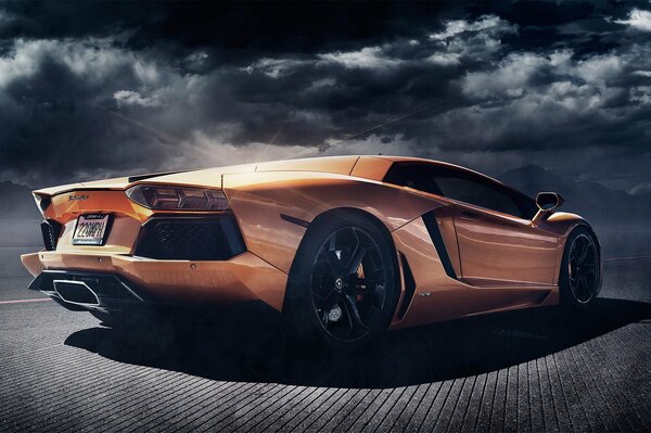 Automobile di Lamborghini di colore Arancio di vista posteriore