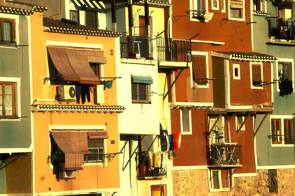 Pared con ventanas de diferentes casas