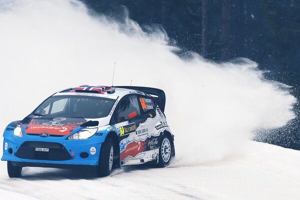 Ford Fiesta facilement faire face à des dérives de neige