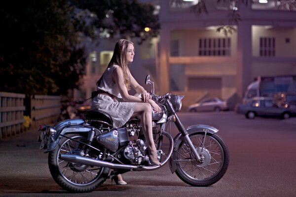 La fille de la moto attend un mec