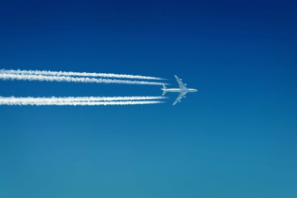 Ein Zivilflugzeug und seine Spur am Himmel