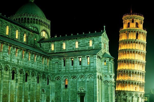 Il luminare notturno in Italia: Pisa e la Torre