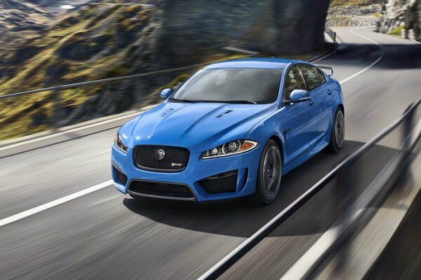 Neuer Jaguar blau in Bewegung