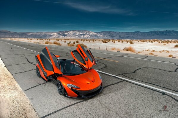 Orange mclaren auf Talhintergrund