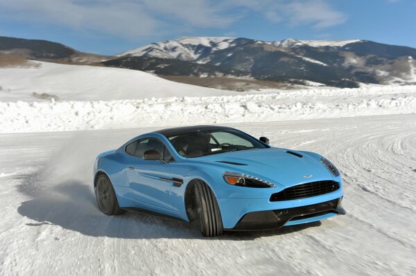 Aston Martin fa acrobazie nel deserto