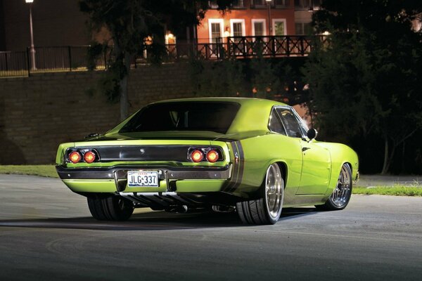 Voiture verte la nuit. Photo de voiture à l arrière