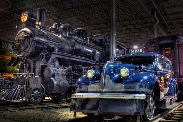 Musée avec train et voiture bleue