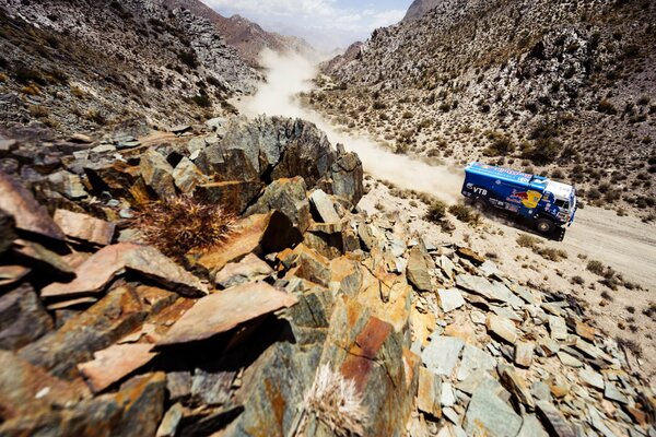 Russischer Kamaz wirft Staub auf der Strecke Paris-Dakar auf