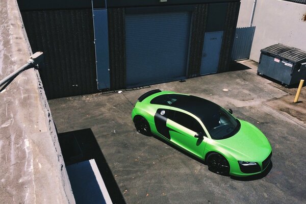Zielony samochód sportowy Audi w garażu