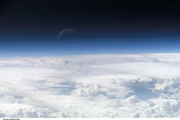 Blick aus dem Weltraum auf Wolken in der Erdatmosphäre