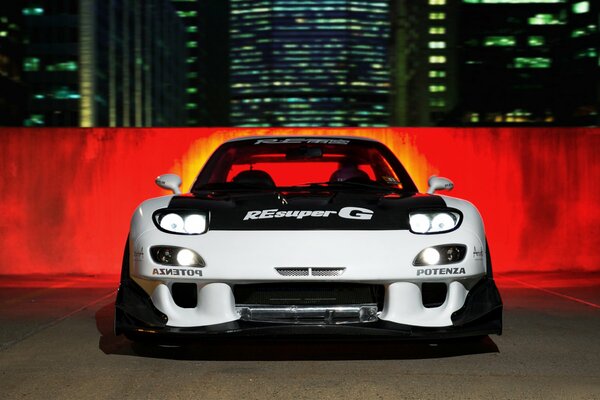 Mazda in Tuning, getunter Mazda, Supersportwagen Mazda, weißes Mazda rx-7 Tuning