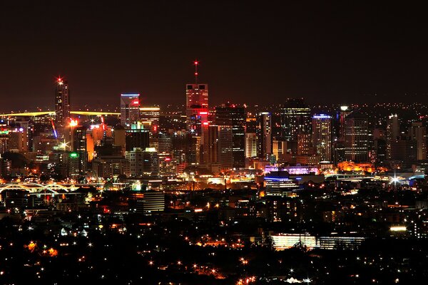 Luces de la ciudad nocturna en medio