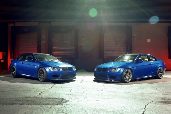 Dwa niebieskie samochody nie są dla siebie konkurentami