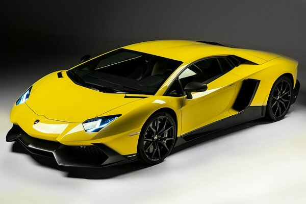 Żółty samochód wyścigowy Lamborghini