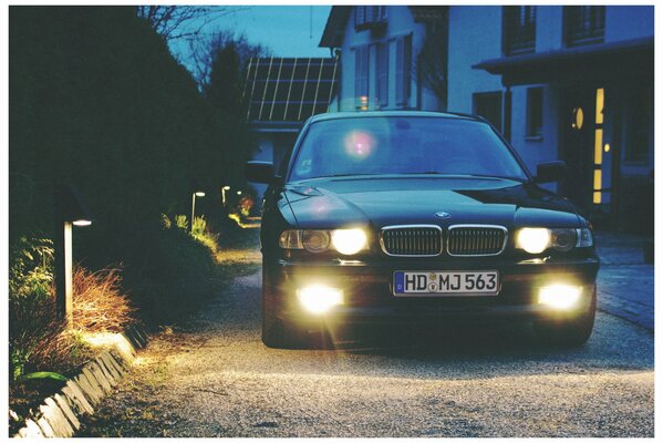 Boomer mit eingeschalteten Scheinwerfern auf der Straße