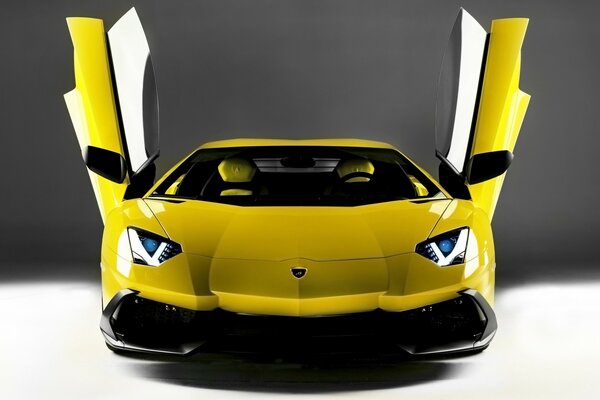Żółty Lamborghini Avendator z otwartymi drzwiami przed