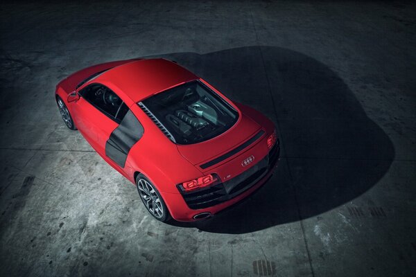 Coche deportivo rojo marca Audi vista superior