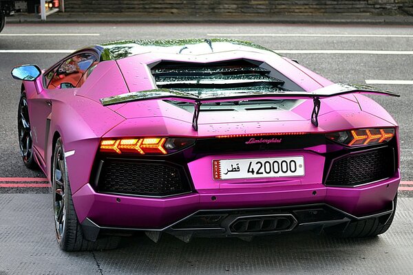 Leuchtend lila Lamborghini Aventador mit Flügel