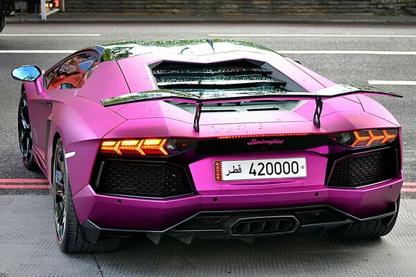 Lamborghini Aventador púrpura brillante con ala