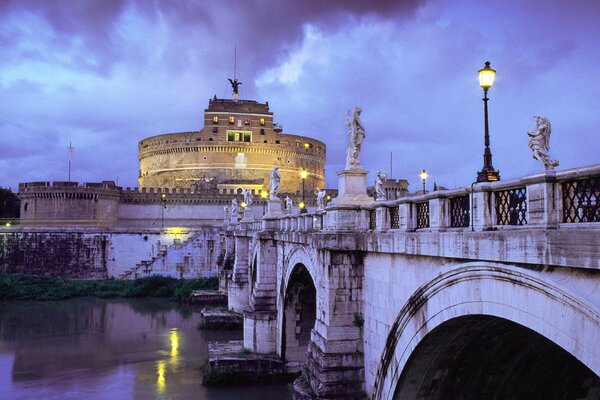 Abendliches Italien in Form einer Brücke und eines Schlosses