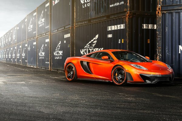 La McLaren MP4-vx arancione si trova nei cotainer marini