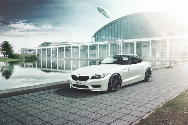 Bmw Z4 blanco estacionado en el lago