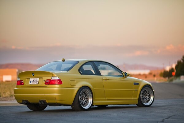 BMW E46 d or avec le réglage de l espace ouvert, le ciel du soir