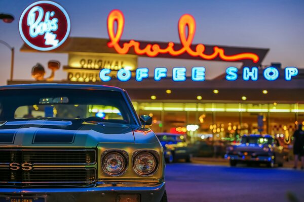 Retro-Maschine auf Kaffee Hintergrund. Nacht und Lichter