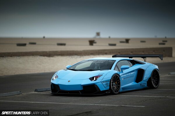 Niebieskie Wyścigi Lamborghini na torze wyścigowym