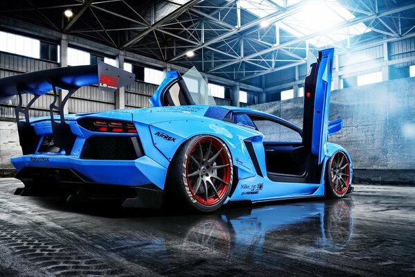Blauer Lamborghini-Supersportwagen hinten mit offenen Türen
