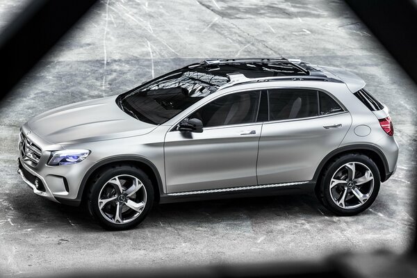 Silbernes Auto der Marke Mercedes gla