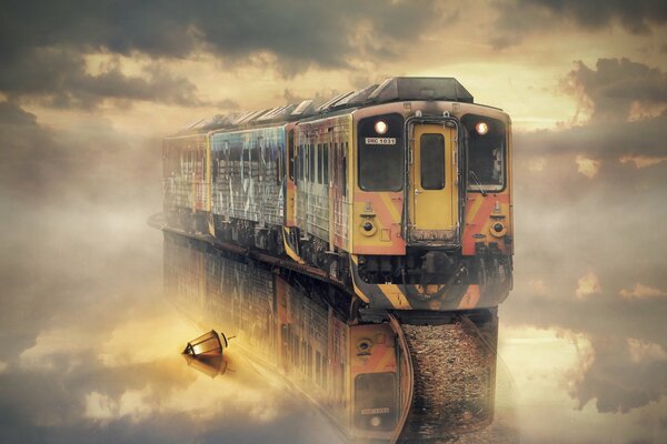 Il treno multicolore esce dalla nebbia