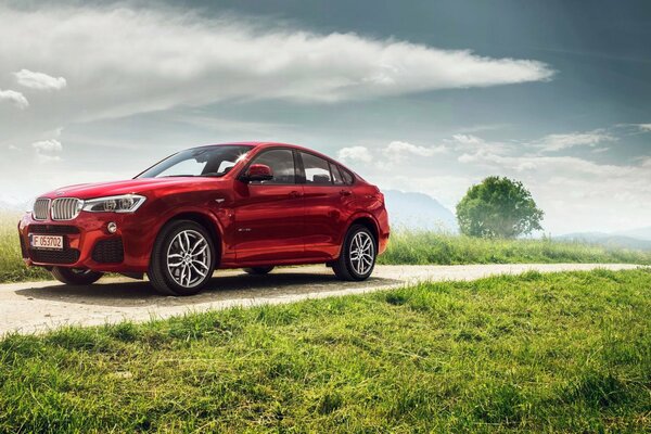 Pacchetto sportivo rosso bmw X4 xdrive35i m sulla strada