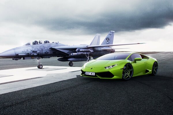 Lamborghini verde en la pista de aterrizaje en el fondo de istribel