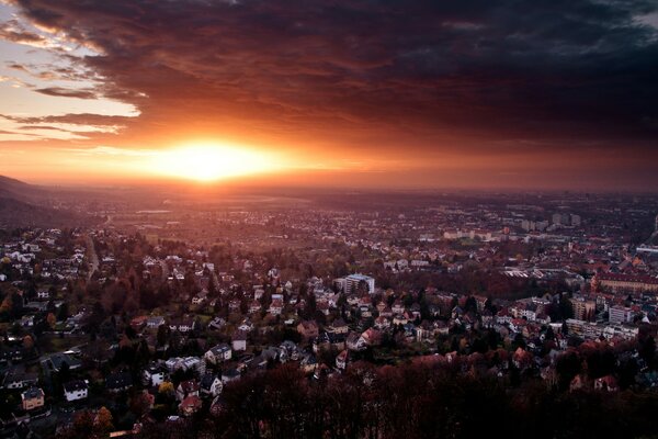 Sonnenuntergang über der Stadt. Deutschland