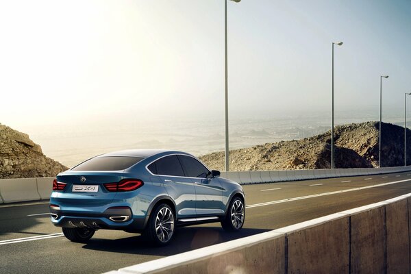 Fond D écran bleu BMW sur la route de montagne