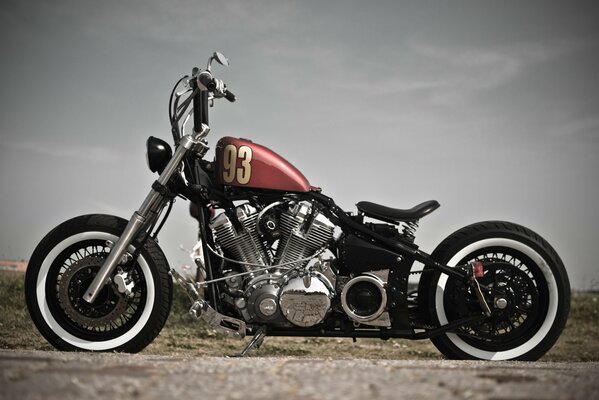 Insolito moto Bobber sulla strada