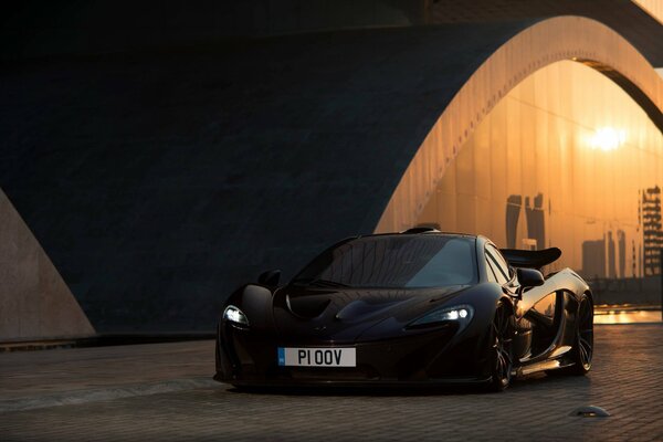 McLaren nero colorato con fari accesi