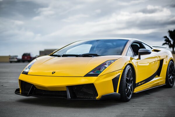 Supercar jaune Lamborgini Gallardo